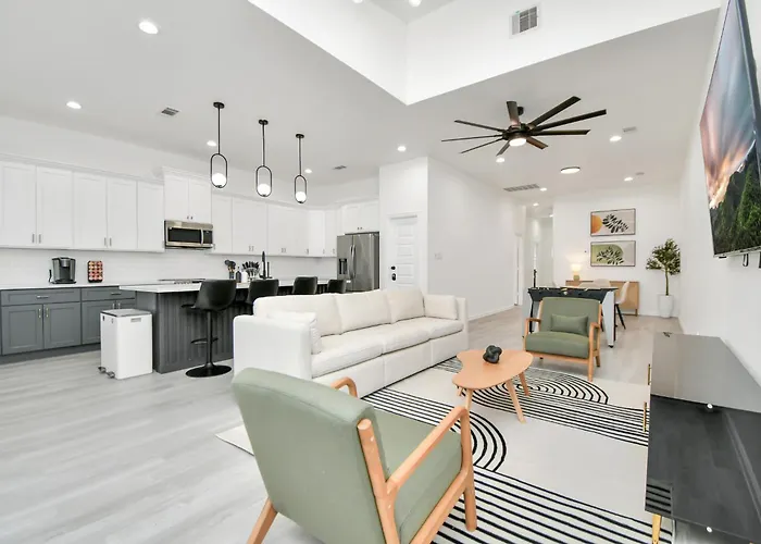 Luxe 3Br/2Ba Near Downtown•Sleeps 9• Netflix•Wi-Fi