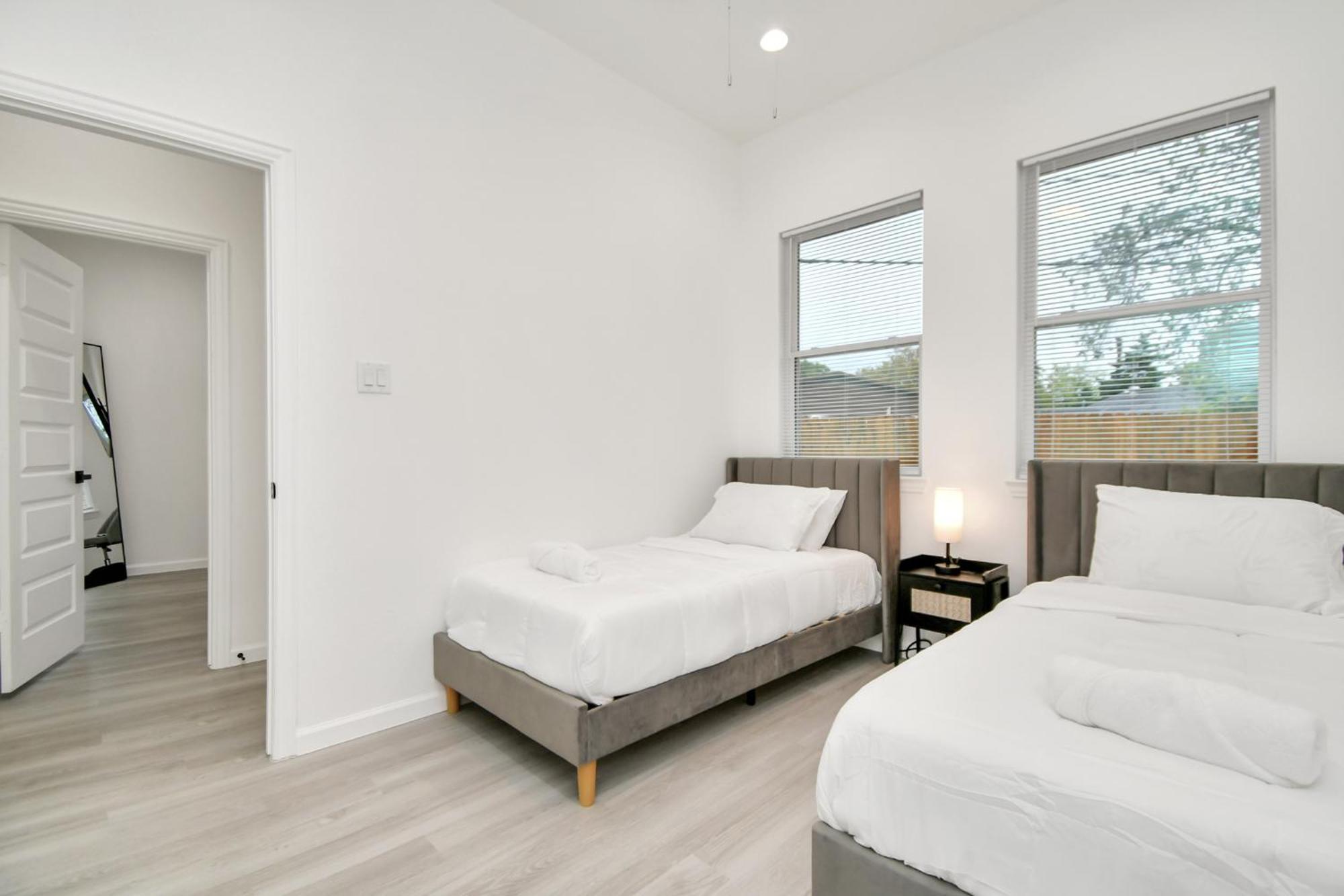 Holiday home Luxe 3br/2ba Near Downtown•sleeps 9• Netflix•wi-fi *